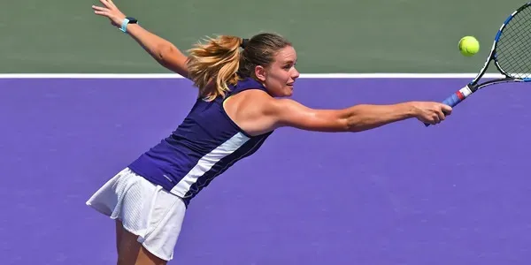 Judit Castillo stretching for a forehand